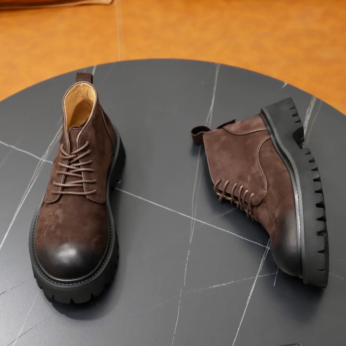 Men's shoes: 580💰🙅‍♂️🙅‍♂️🙅‍♂️ Brand: PRADA Standard code: 38-44 (45 customized) Grade: Same as the official website Material: Original high-grade high-mercerized light Comfortable and breathable pigskin lining Non-slip soft wear-resistant outsole Style category: Men's fashionable casual boots Distinguished luxury brand elements Top luxury Color: actual picture color